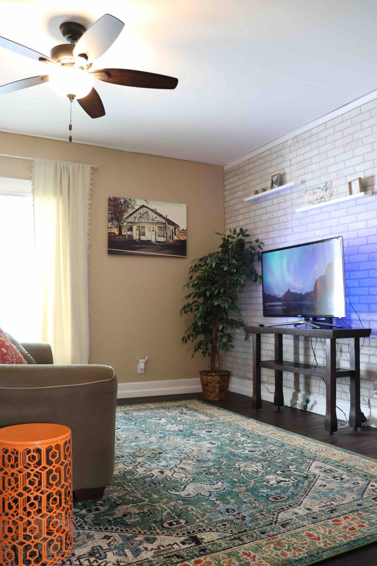 Living room of the Tomah 1-bedroom with a brick TV wall